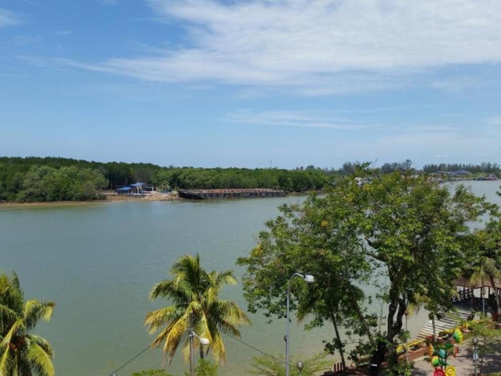Riverine Garden Hotel Chukai Exterior foto